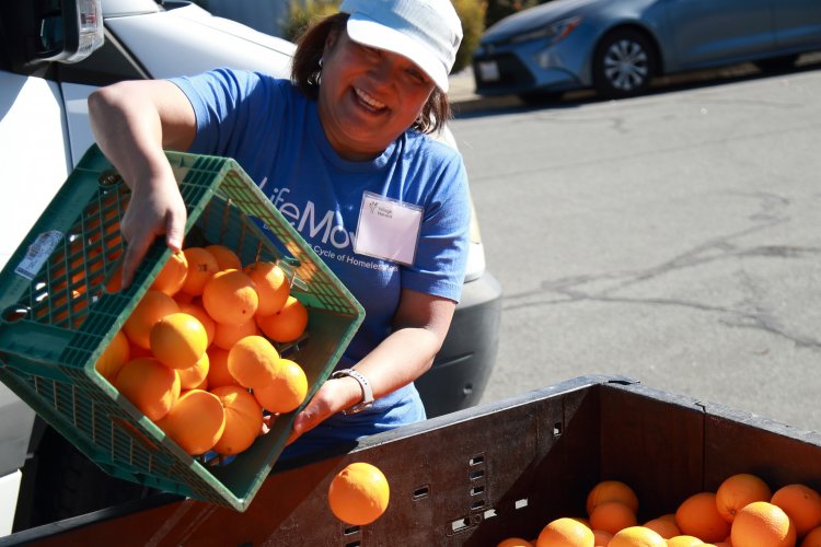 Pouring oranges